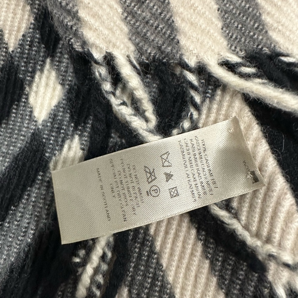 Burberry Cashemere Scarf - Picture 2 of 4